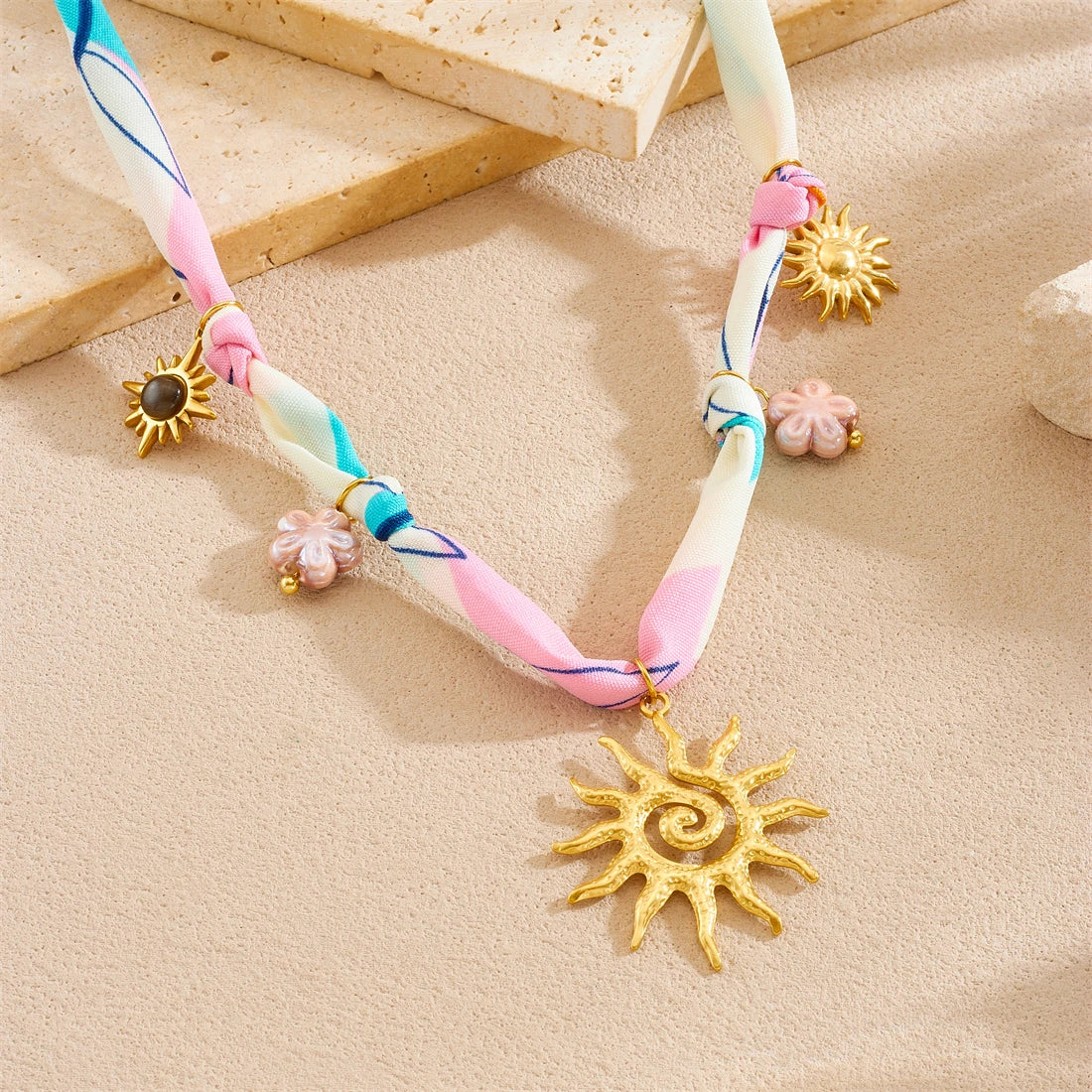 Collier en céramique avec motif de fleur et totem du soleil doré