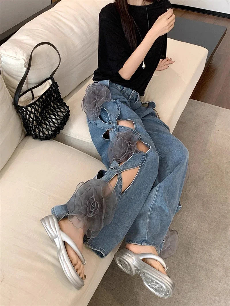 Butterweiche, florale Jeans mit weitem Bein und hohem Bund