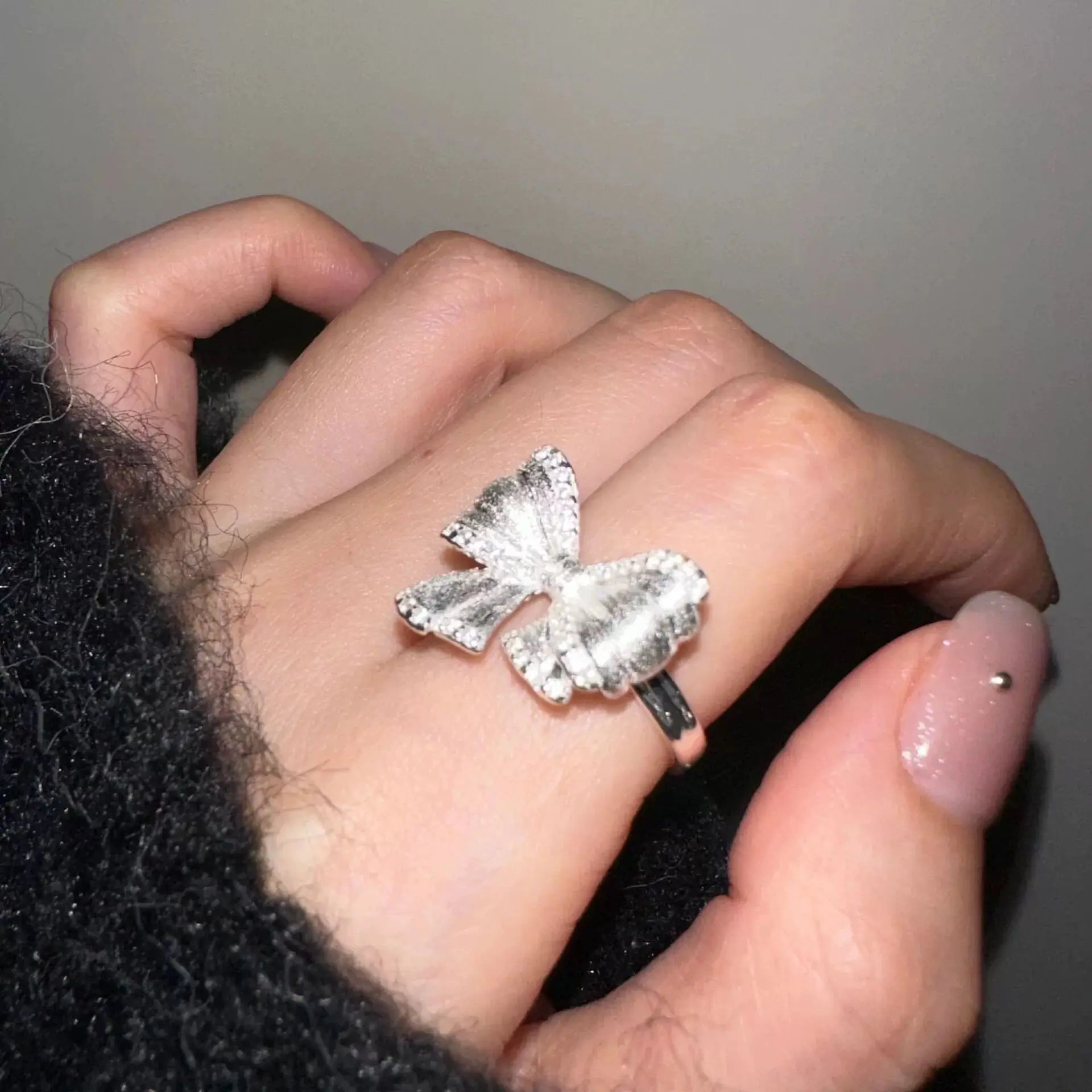 Bague argentée ajustable avec nœud en cristal