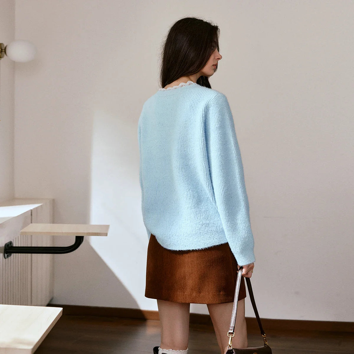 Eleganter Strickpullover mit V-Ausschnitt und französischer Spitze