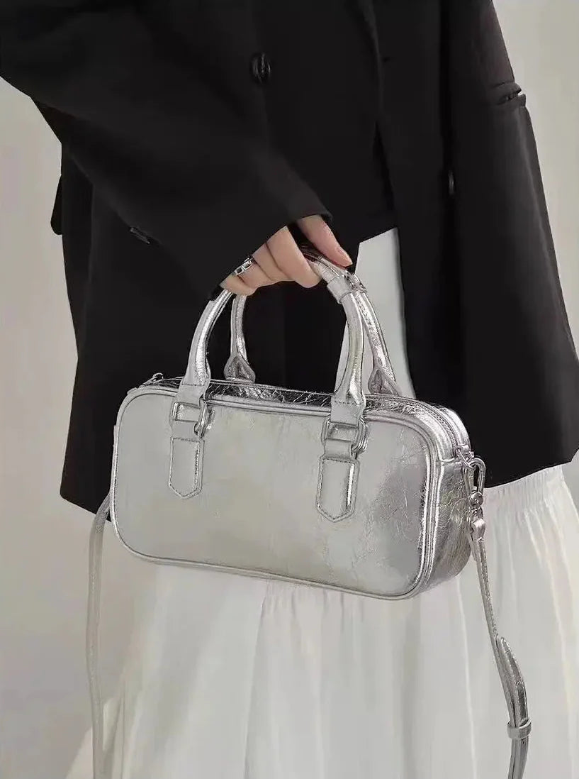 Sac à main carré en cuir argenté