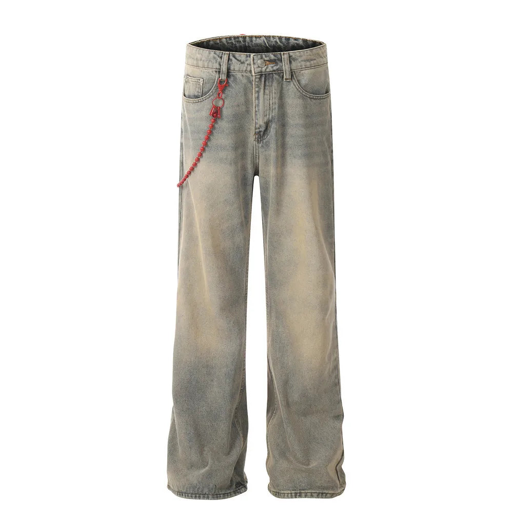 Gemütliche Vintage-Jeans mit rotem Kettenanhänger
