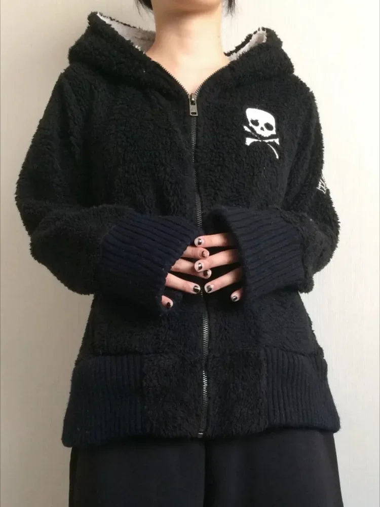 Gothic-Pullover aus Lammwolle mit Totenkopfkreuz