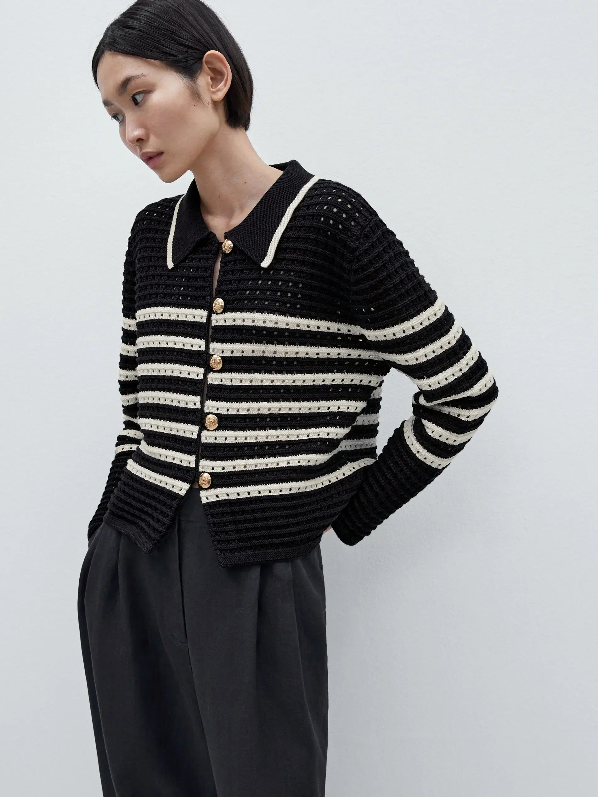Lässiger, frühlingshafter Damen-Strickcardigan mit zarten Streifen – ein echter Hingucker
