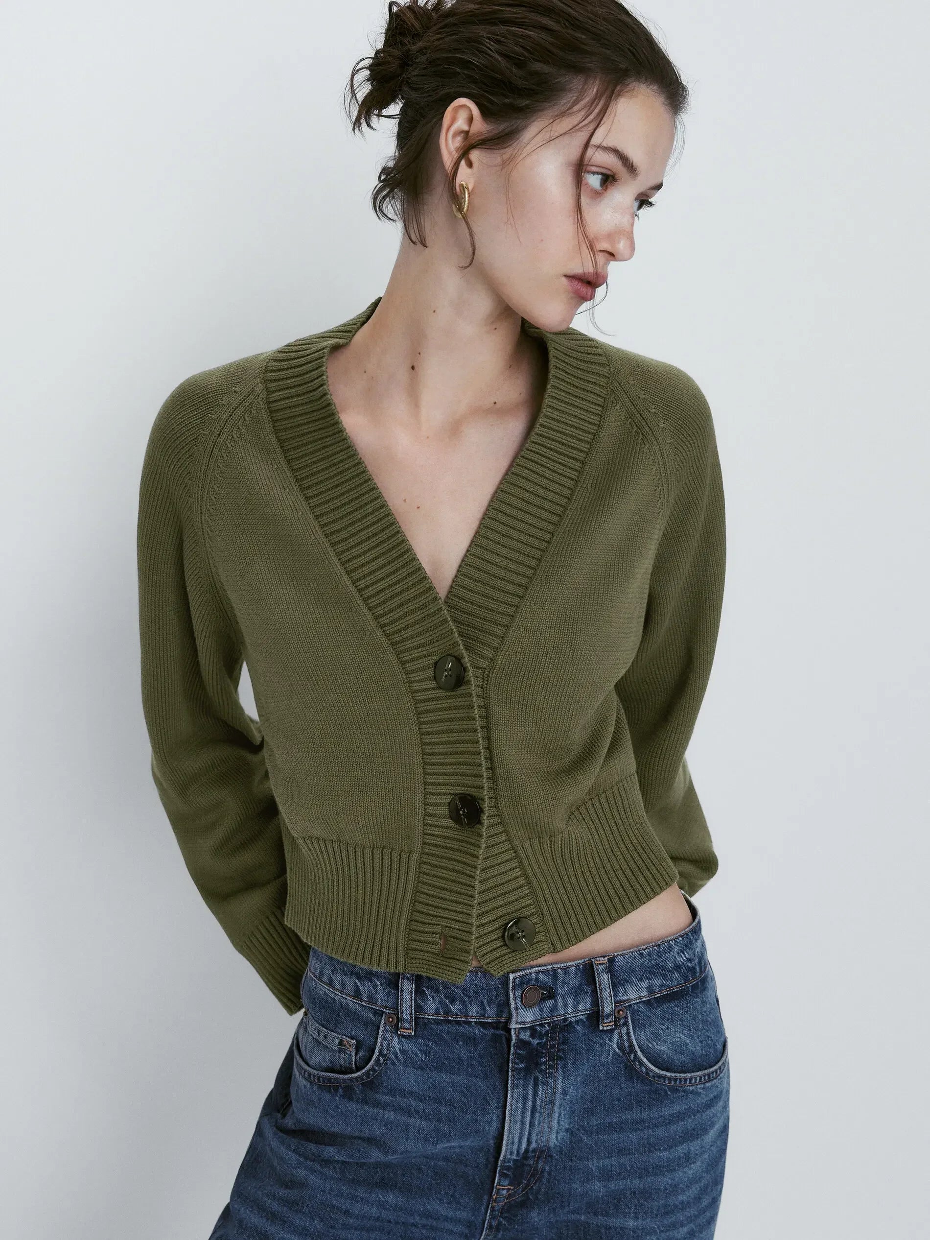 Ätherisch grüner, lässiger Cardigan mit V-Ausschnitt in schmaler Passform