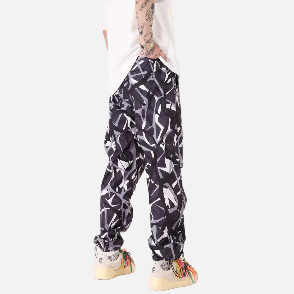 Baggy Pants mit Dornenblumenmuster im Camouflage-Look