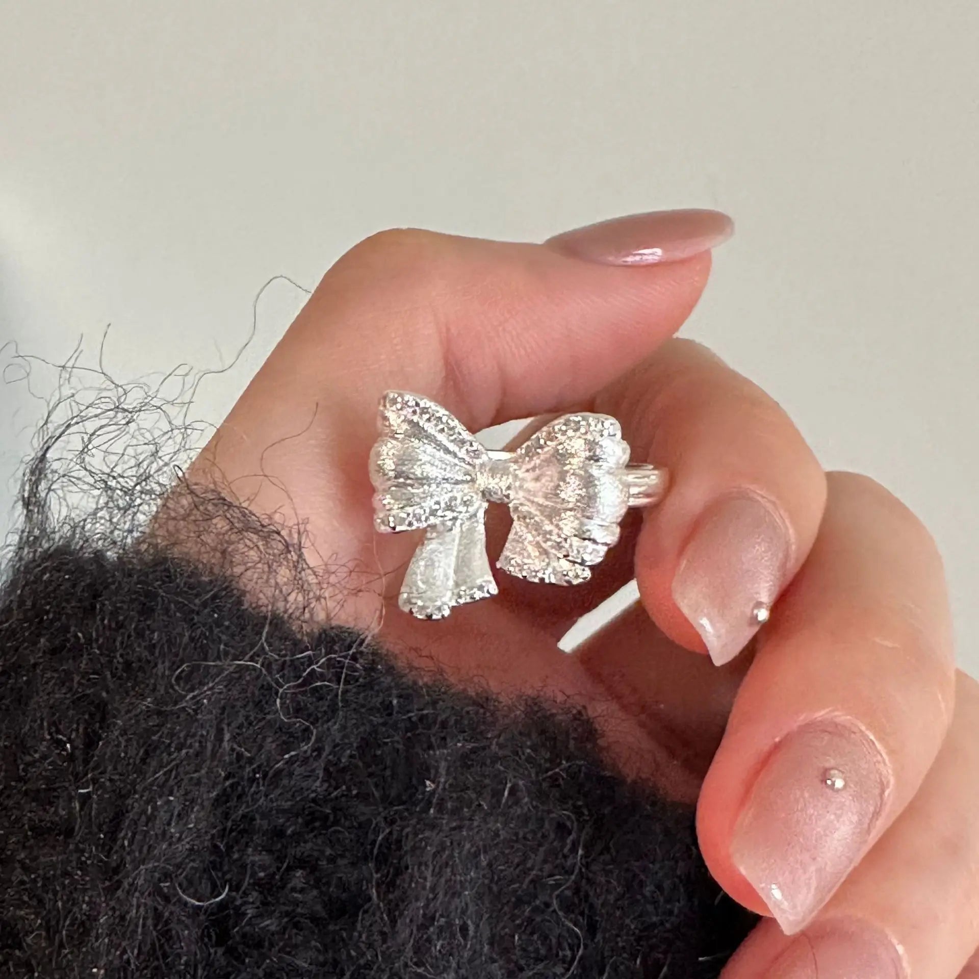 Bague argentée ajustable avec nœud en cristal