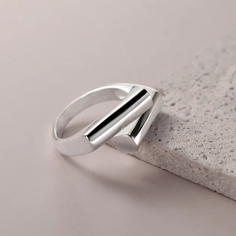 Klassischer minimalistischer geometrischer Silberkreuzring für Damen