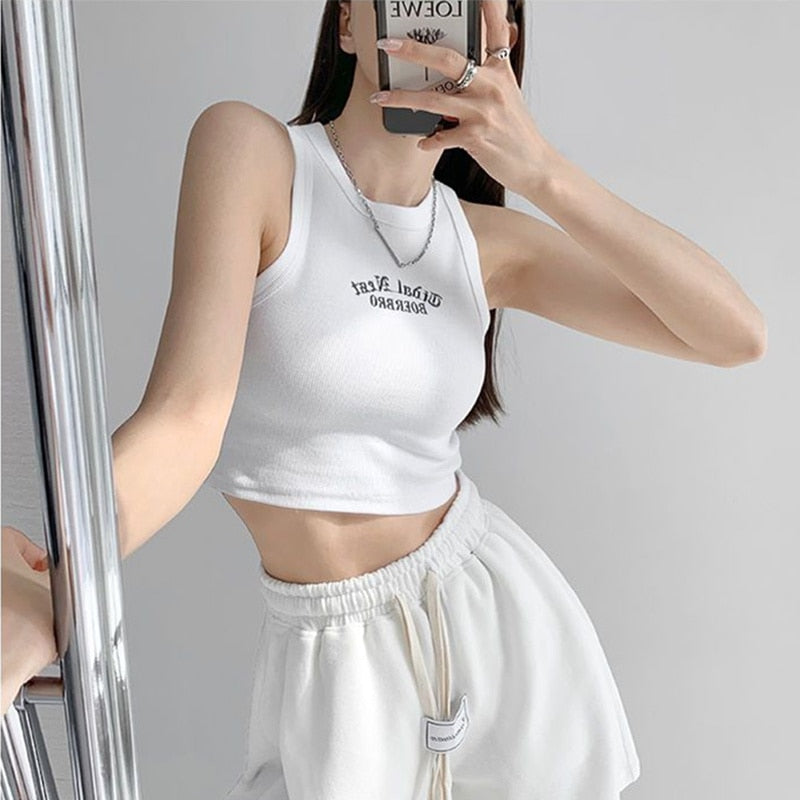 Kurzes Tanktop mit gestrickter Buchstabenstickerei