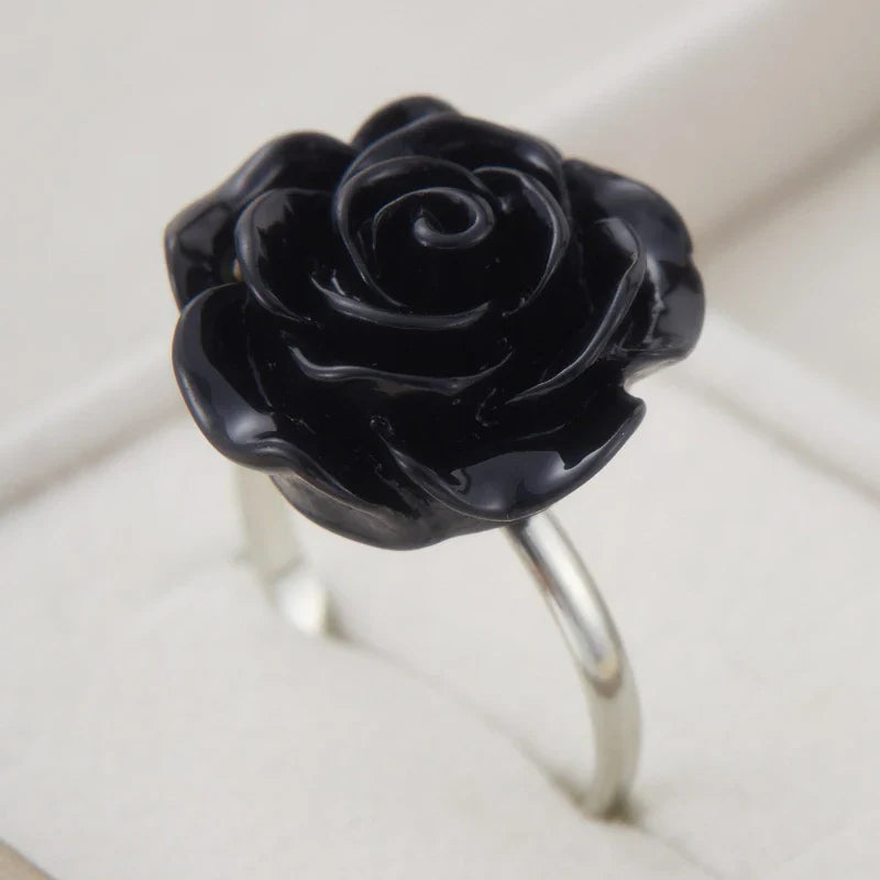 Verstellbarer Ring mit schwarzer Rosenknospe