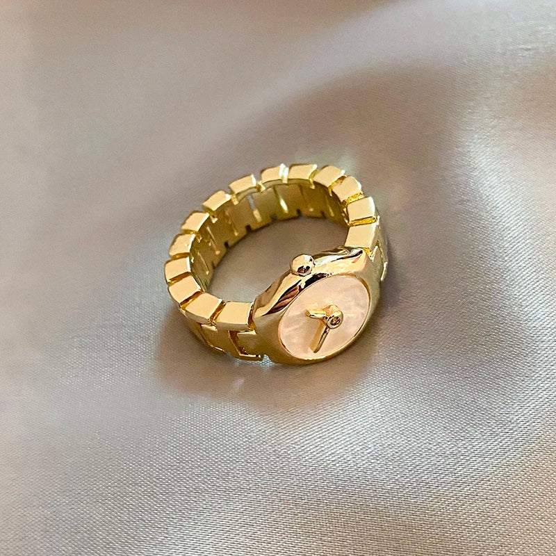 Montre unique en or, bague gothique colorée