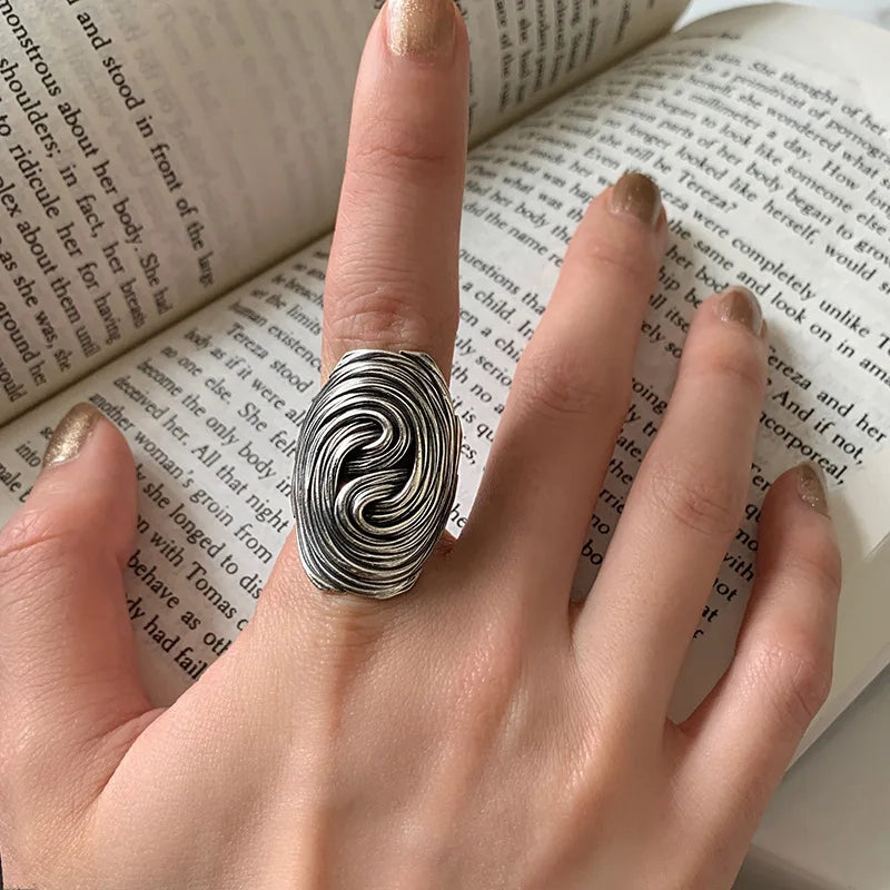 Silberner Retro-Ring im Gothic-Stil mit Wirbelmuster