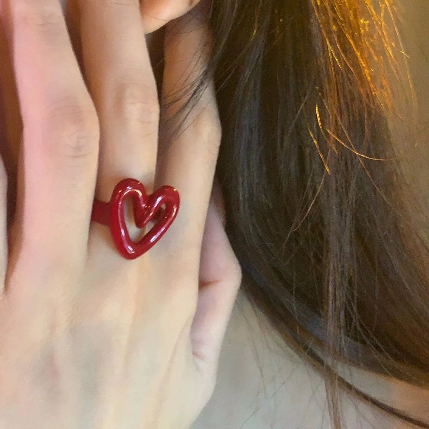 Bague chic en forme de cœur rouge creux