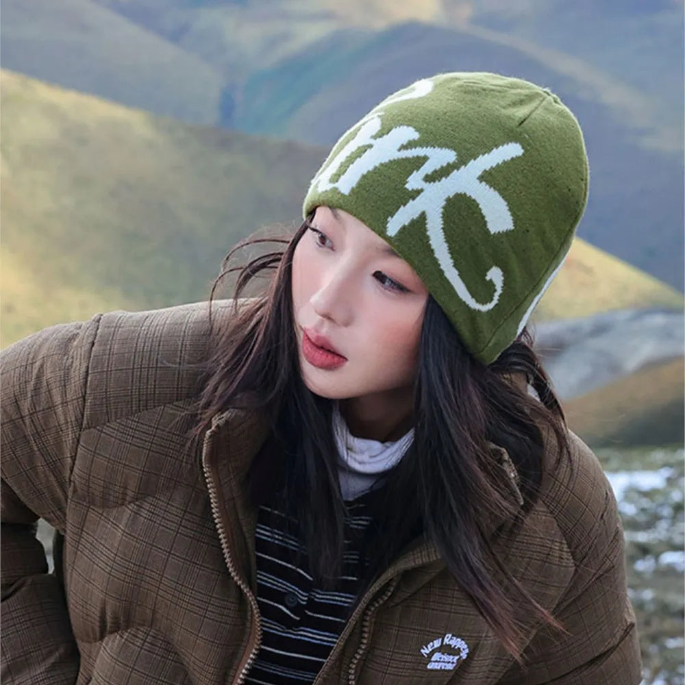 Bonnet en laine jacquard noire avec inscription