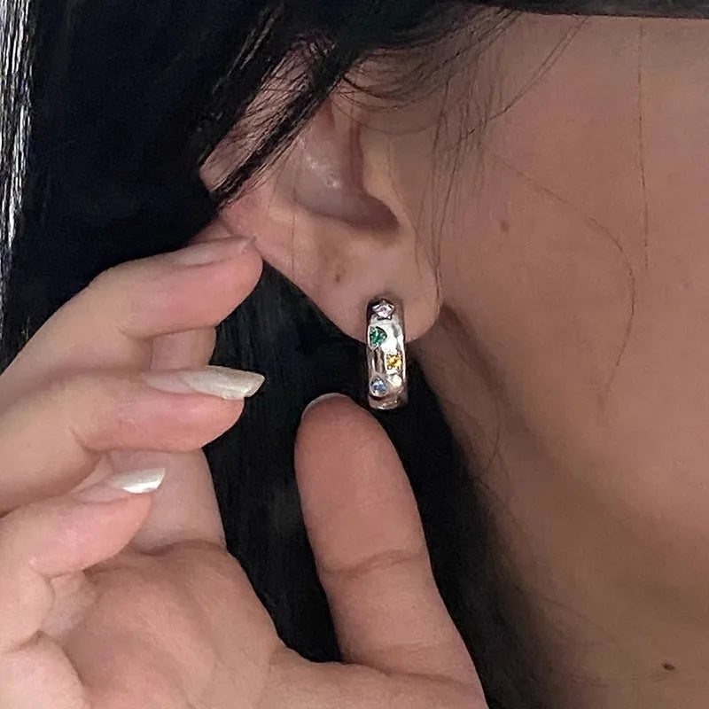 Mehrfarbiger Ohrring aus Sterlingsilber mit geometrischem Zirkonia-Motiv