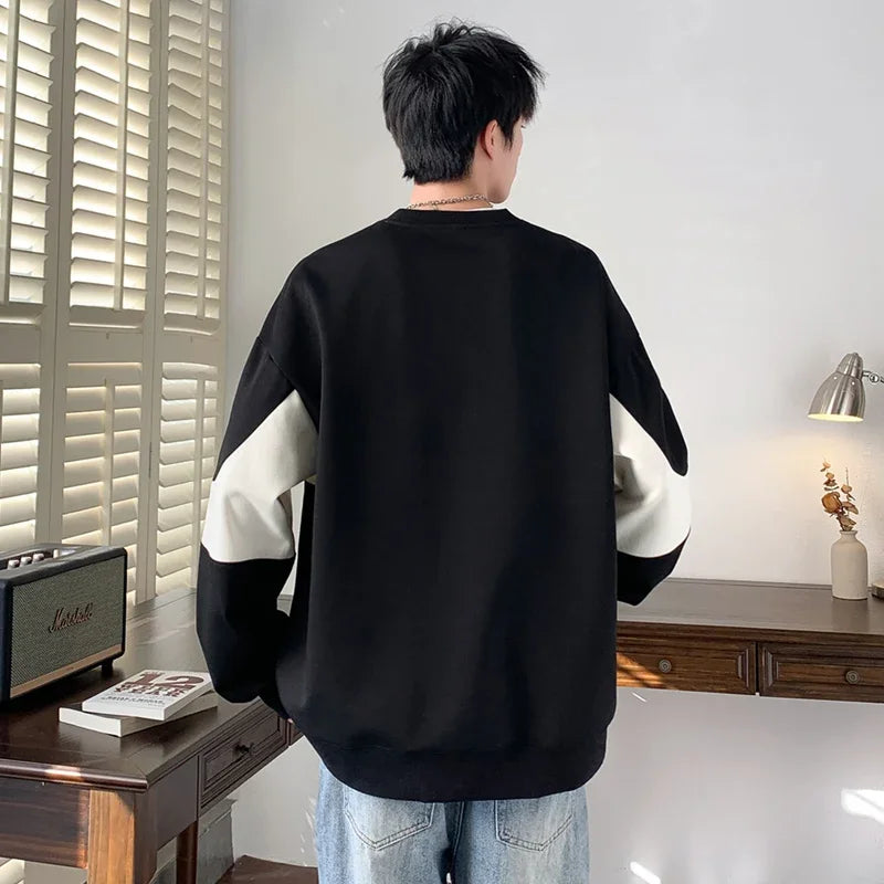 Buntes Sweatshirt mit Patchwork-Buchstabenprint und Rundhalsausschnitt
