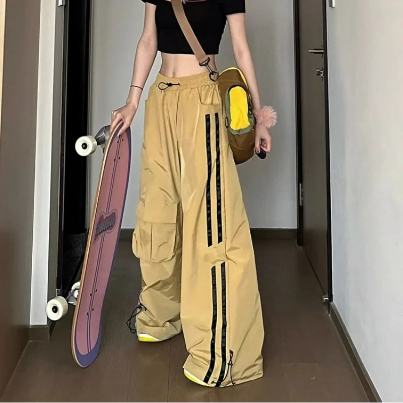 Gelbe Vintage-Cargohose mit hohem Bund