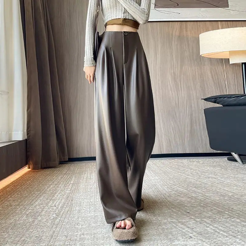 Lederhose mit hohem Bund und weitem Bein