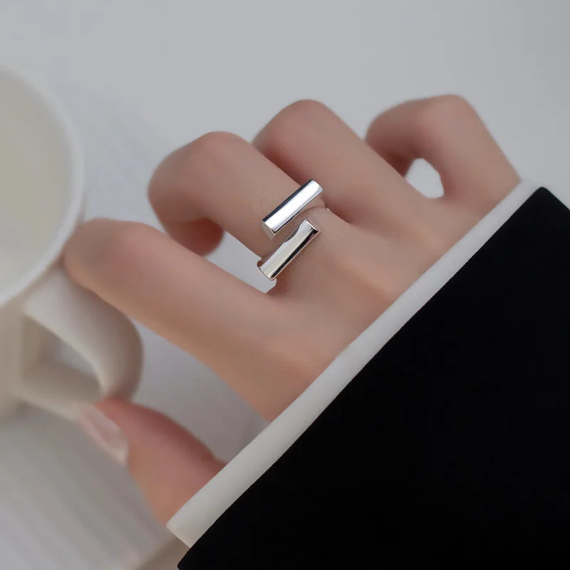 Klassischer minimalistischer geometrischer Silberkreuzring für Damen