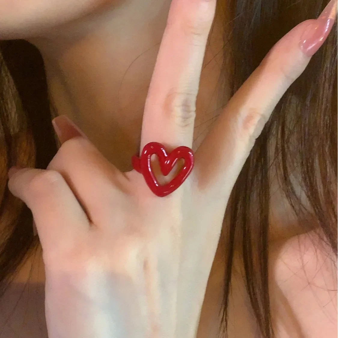 Bague chic en forme de cœur rouge creux