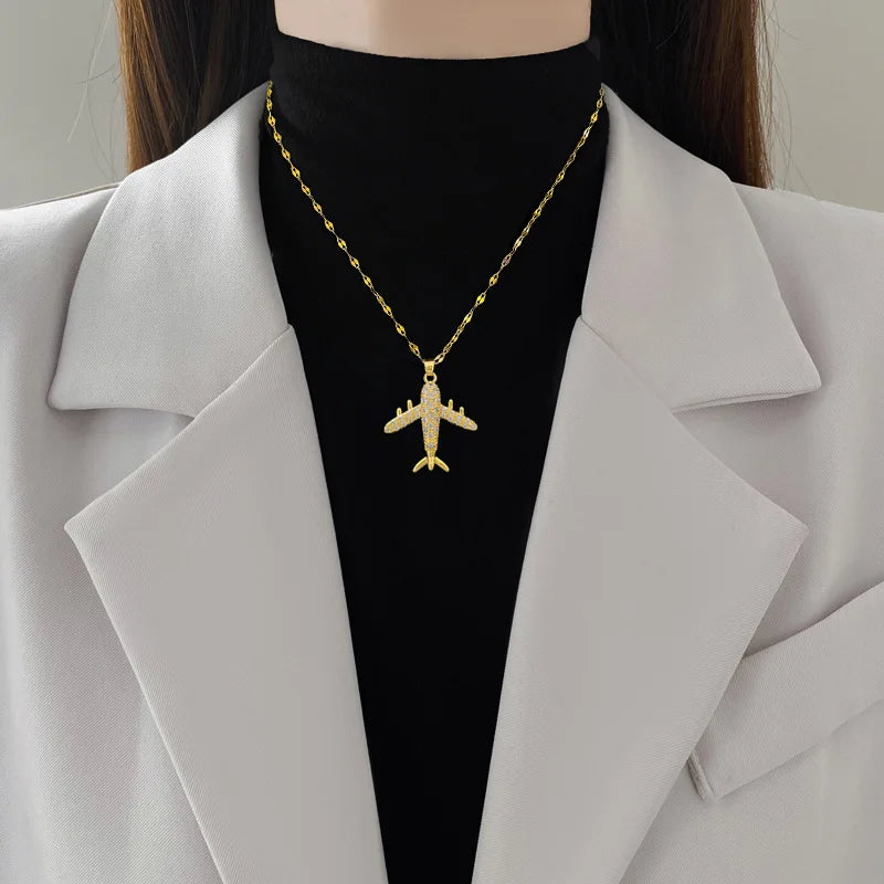 Halskette mit goldenem Zirkon-Flugzeuganhänger