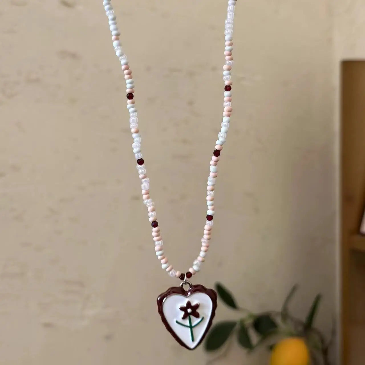 Elegante Vintage-Halskette mit Herz und Blume
