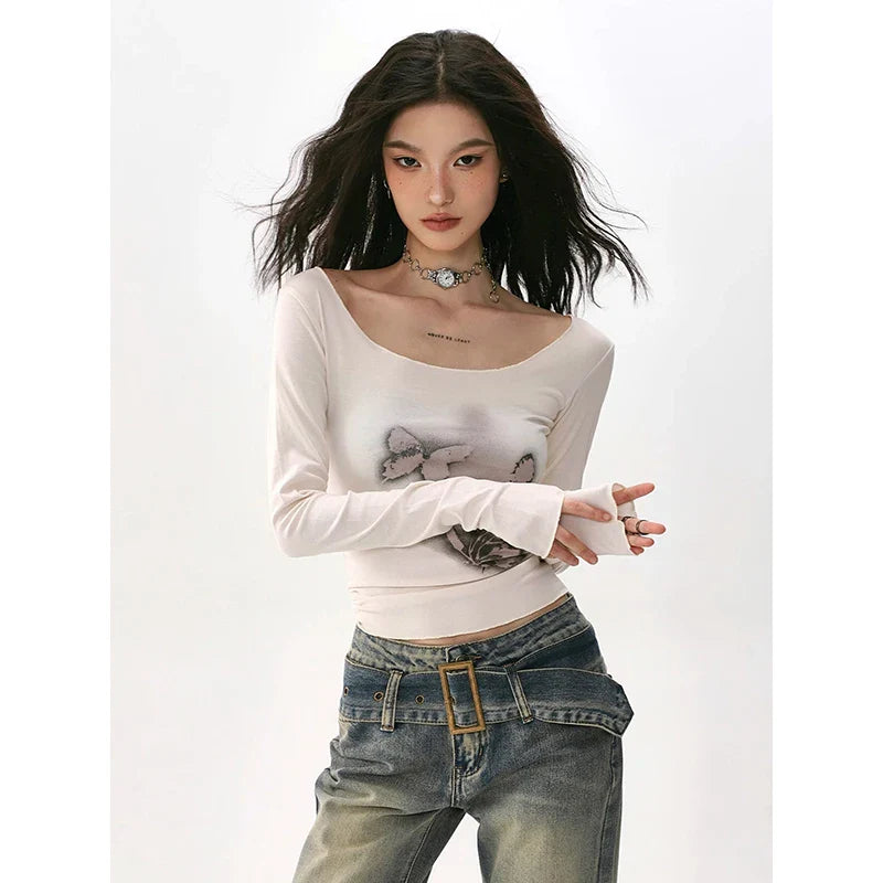 Damen-T-Shirt mit weitem Halsausschnitt und Schmetterlingsmotiv