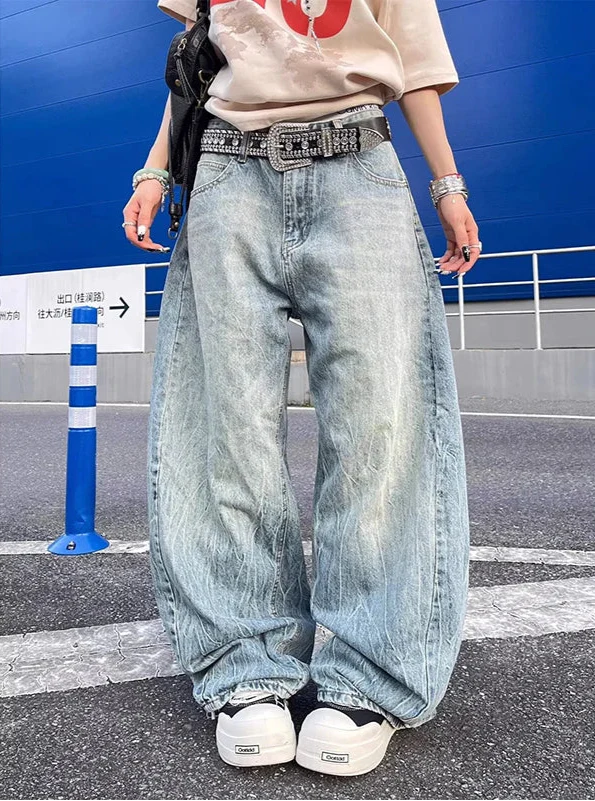 Isolierte Streetwear-Schnitt, lässige Oversize-Jeans in Hellblau