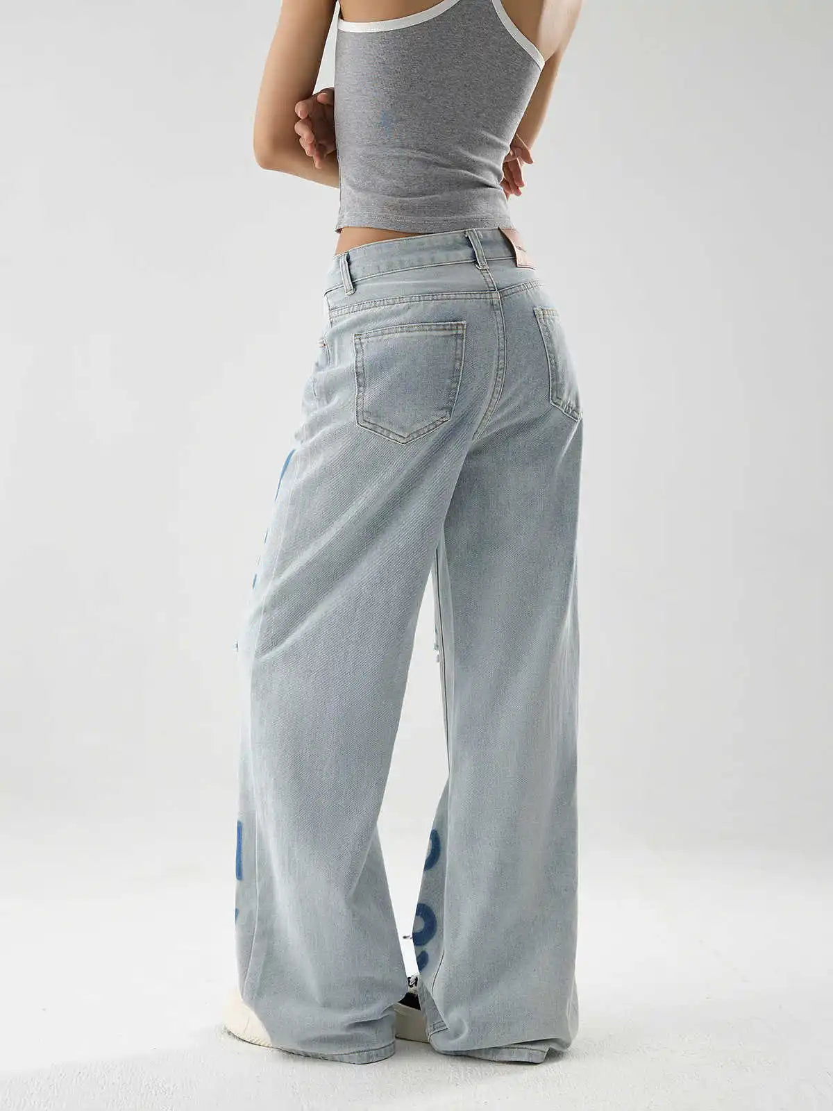 Übergroße, zerrissene, bedruckte blaue Jeans im amerikanischen Stil