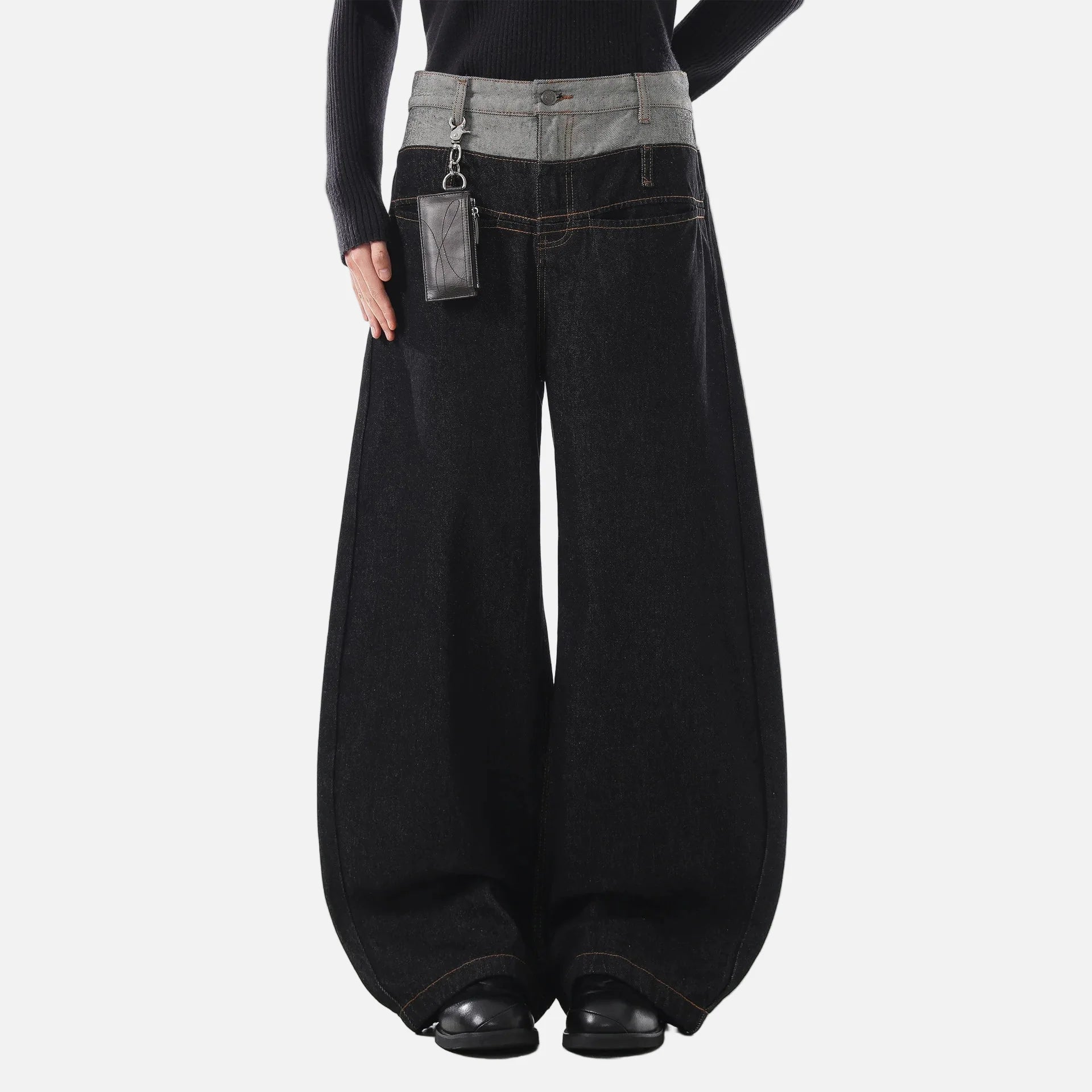 Schwarze Jeans mit Used-Look und Patchwork-Details, lockere Passform