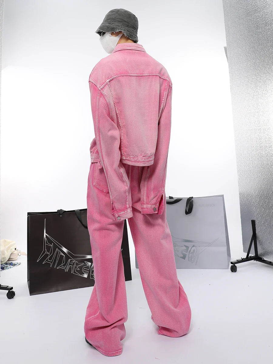 Schicke, pinkfarbene Oversize-Jeansjacke und Baggy-Jeans