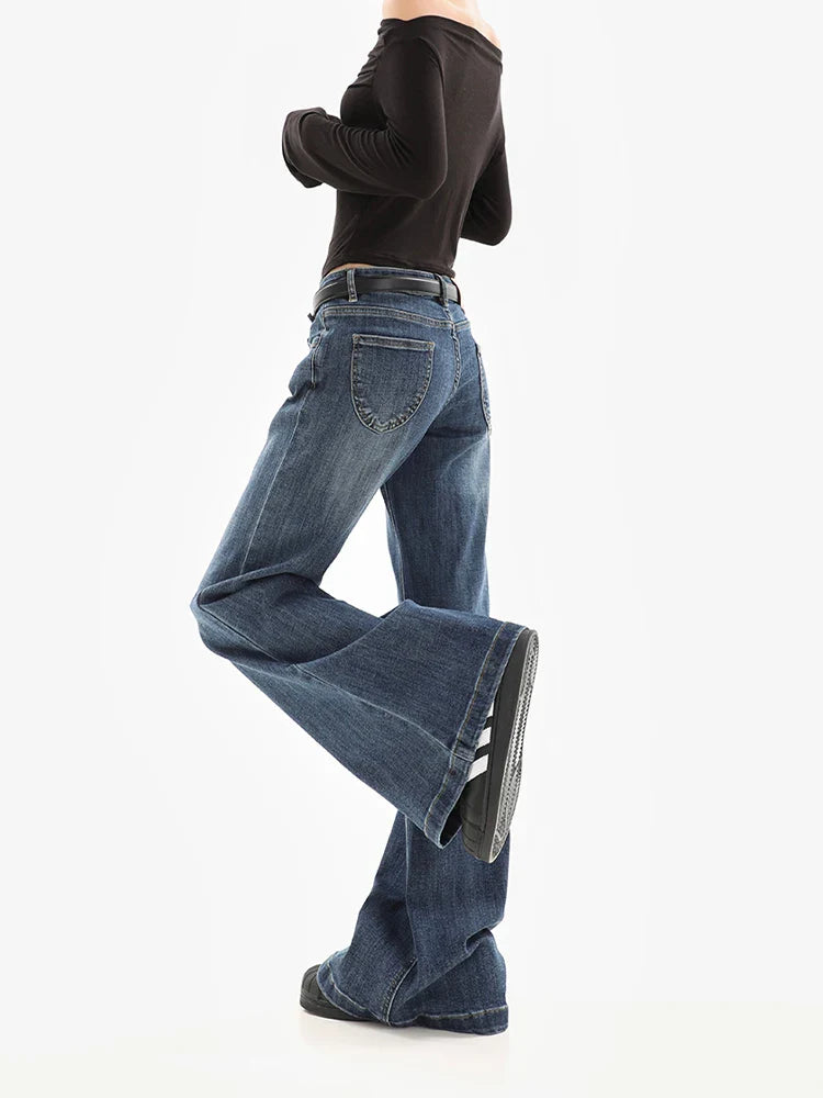 Minimalistischer Vintage-Look, schmal geschnittene Schlagjeans