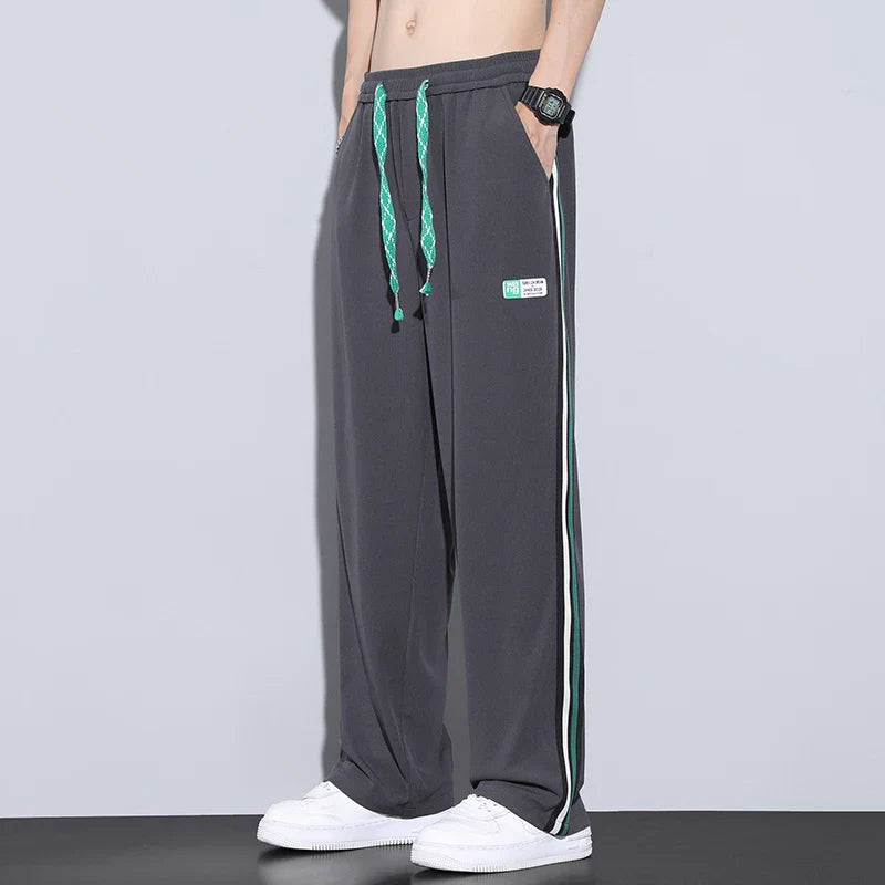Minimalistische, sportliche Jogginghose mit weitem Bein