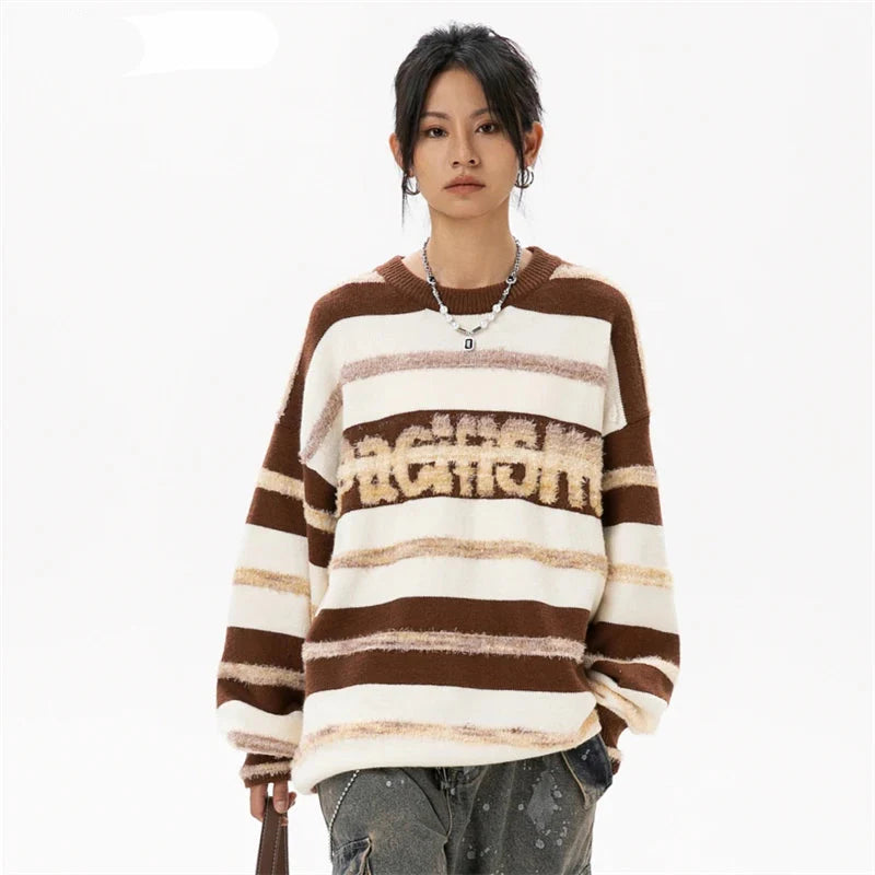 Gestreifter Oversize-Pullover mit schulterfreiem Ausschnitt