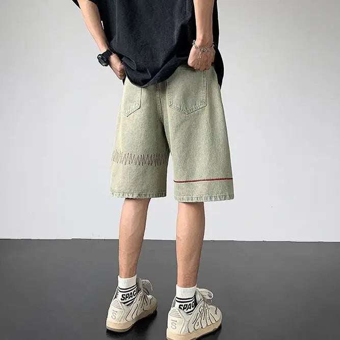 Sommerliche, dünne, lockere Jeansshorts mit Rissen