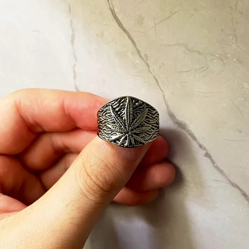 Handgefertigter Retro-Ring in Silberfarbe mit Marihuana-Motiv