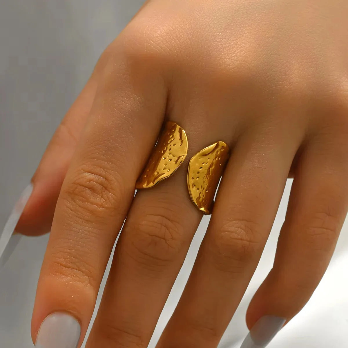 Offener Ring in Blattform mit Goldstruktur