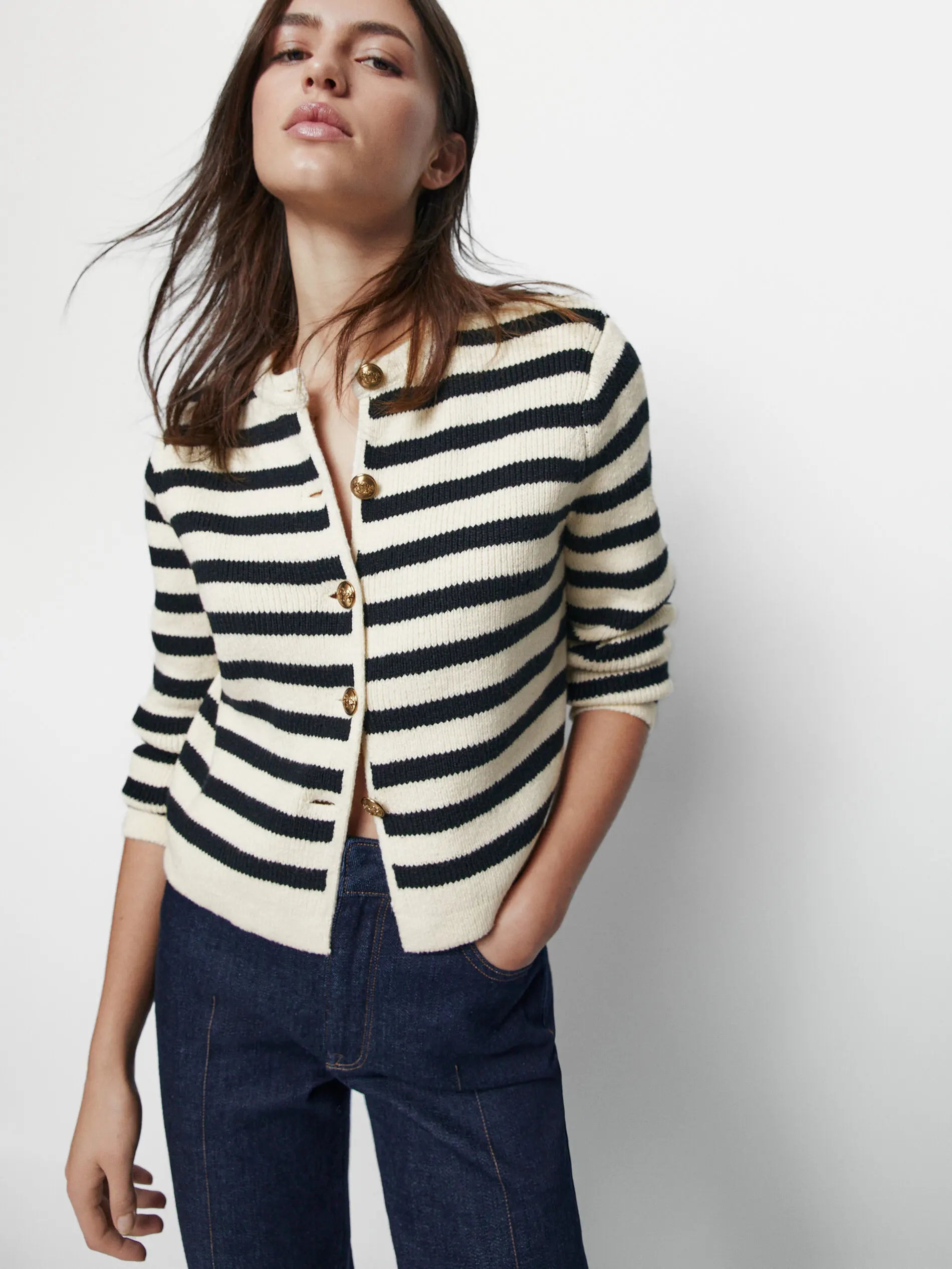Lässiger, trendiger und luftiger Strickcardigan für Damen im Herbst