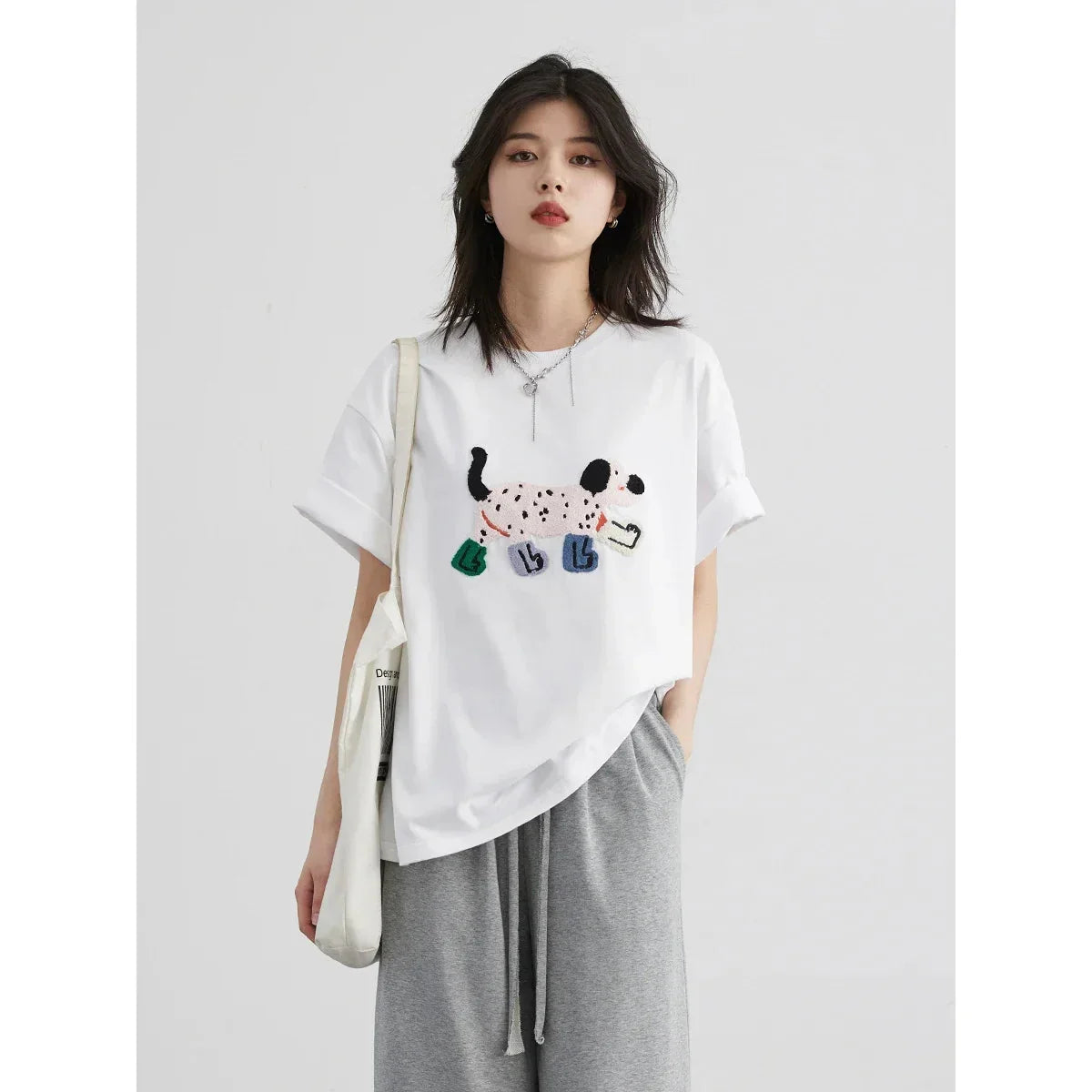 Lockeres kurzes T-Shirt mit Hundestickerei