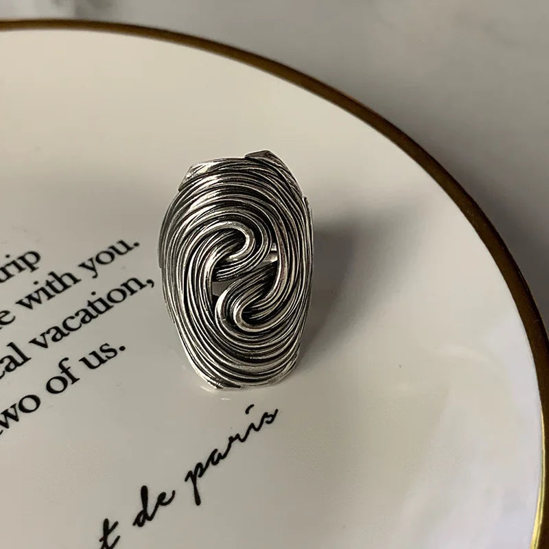 Silberner Retro-Ring im Gothic-Stil mit Wirbelmuster