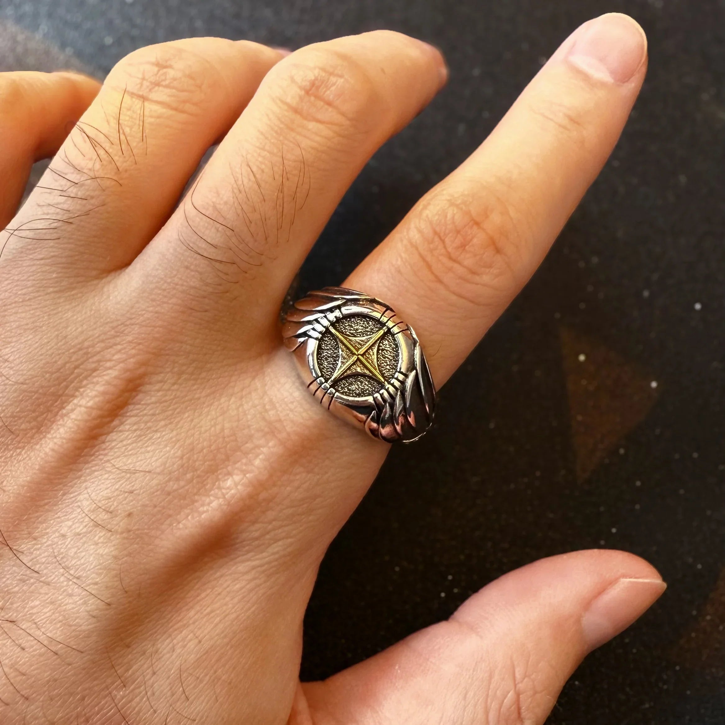 Bague ouverte ajustable en croix dorée