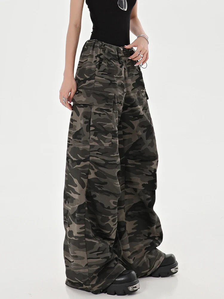Hochtaillierte Camouflage-Cargohose