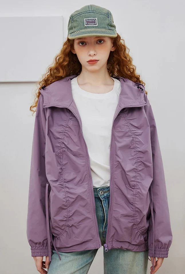 Minimalistische, plissierte, locker geschnittene Windjacke mit Kapuze