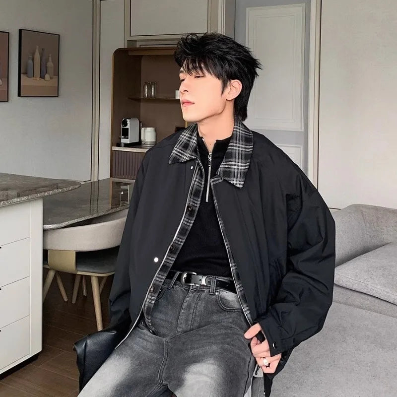 Streetwear-Jacke mit farblich abgesetztem Revers und mehreren Taschen
