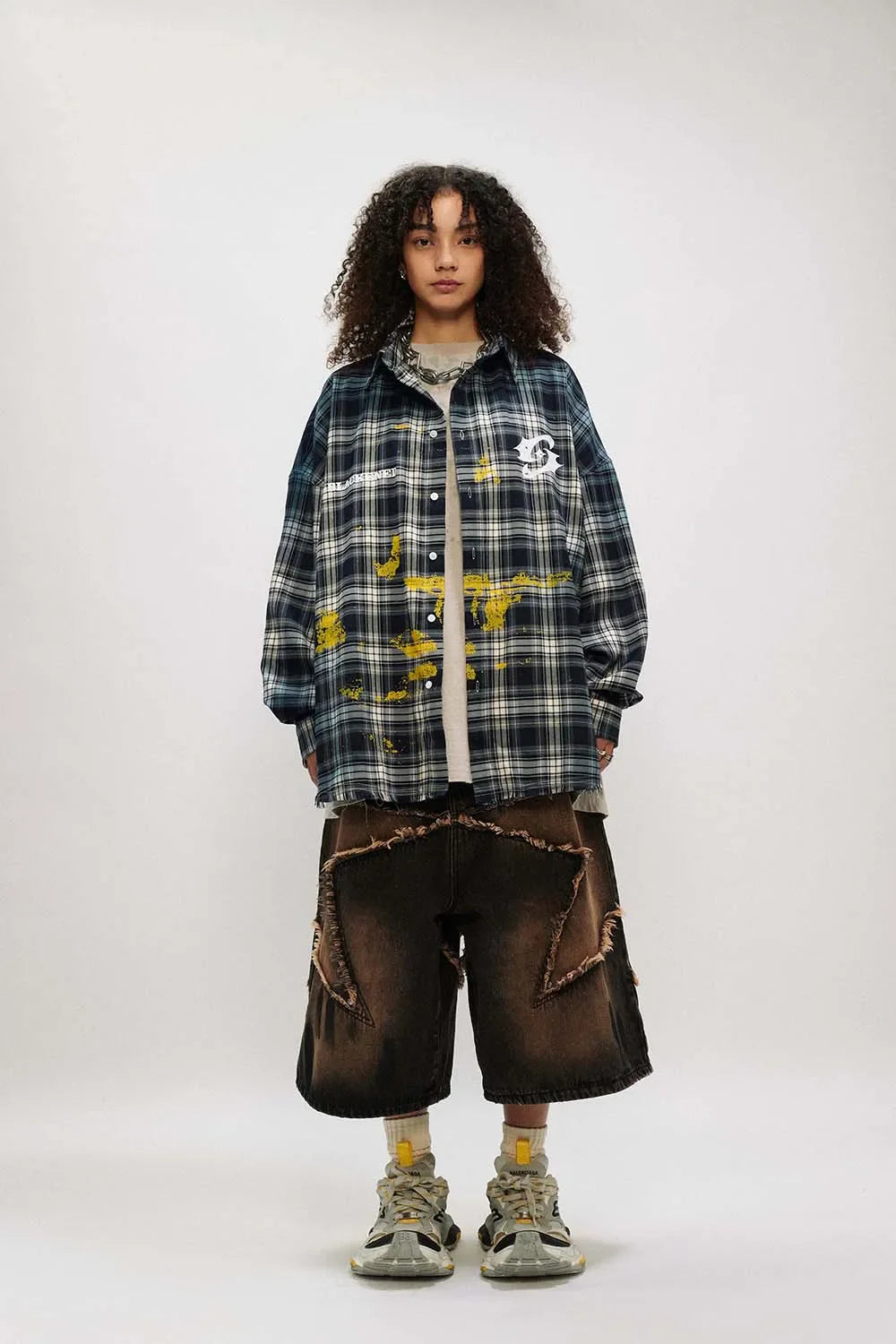 Chemise à carreaux souple et vibrante pour femme avec éclaboussures de peinture