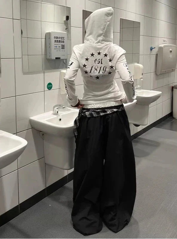 Isolierte schwarze, weite Jogginghose im Fallschirm-Stil mit weitem Bein