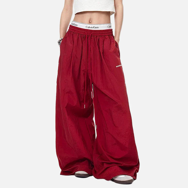 Gemütliche Oversize-Jogginghose im Gothic-Stil mit Fallschirm-Tanz-Optik und weitem Bein