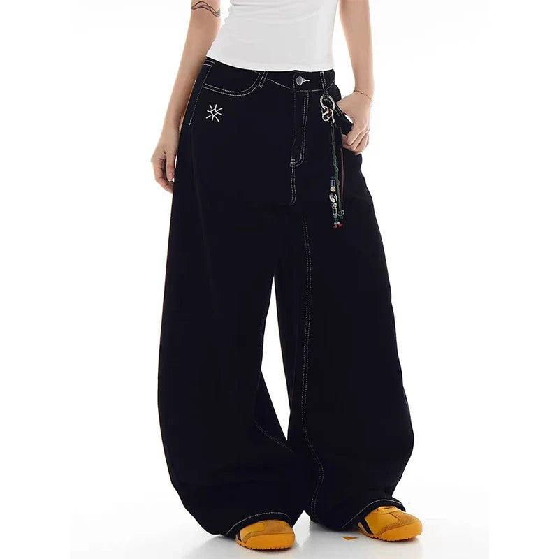 Schwarze, strapazierfähige Jeans mit vielen Taschen und weitem Bein