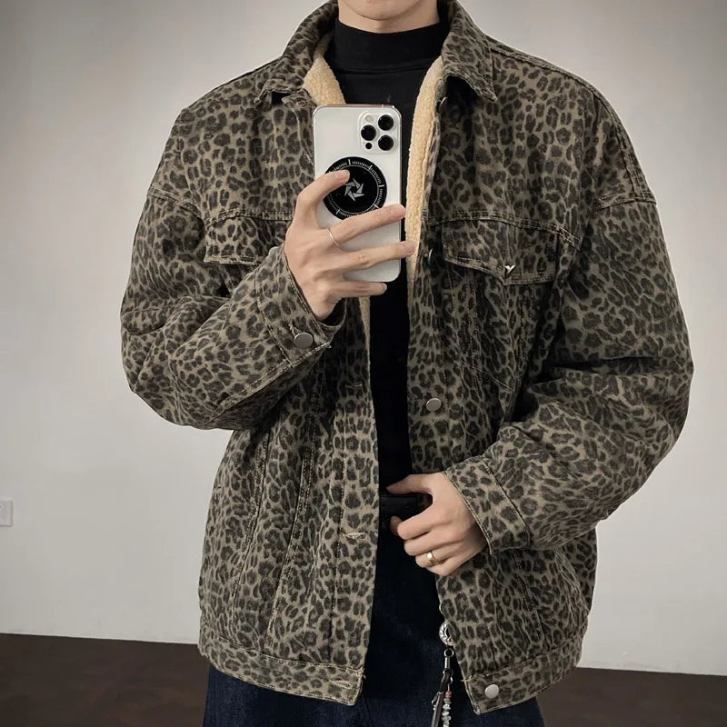 Dicke Winterjacke aus Samt und Kunstpelz mit Leopardenmuster