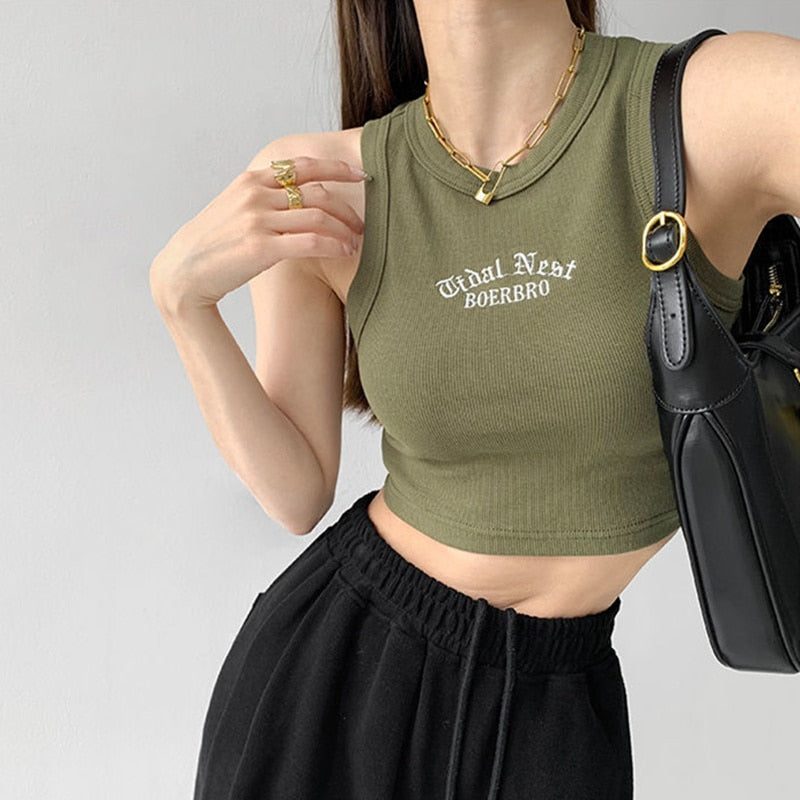 Kurzes Tanktop mit gestrickter Buchstabenstickerei